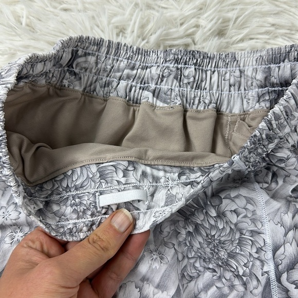 Lululemon Hotty Hot Short II *Long 4" Mini Twine White Multi / White - Picture 2 of 6